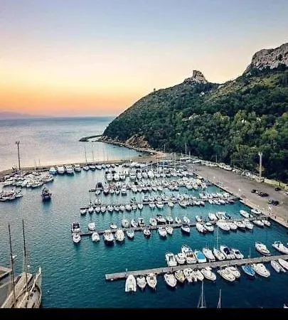 马尔吉内罗素酒店 *